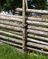 Sm&aring;landsg&auml;rdsg&aring;rd, detaljbild stolpe